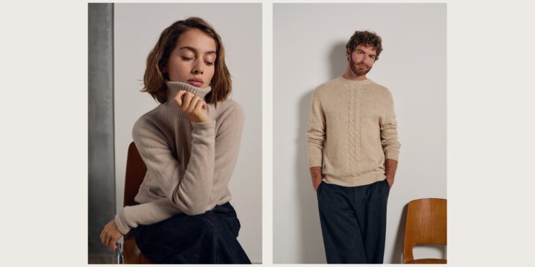 Modèle femme portant un pull beige col roulé et modèle homme portant un pull beige torsadé, photographiés en intérieur.