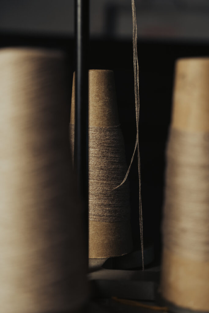 Fil de cachemire tendu en atelier textile